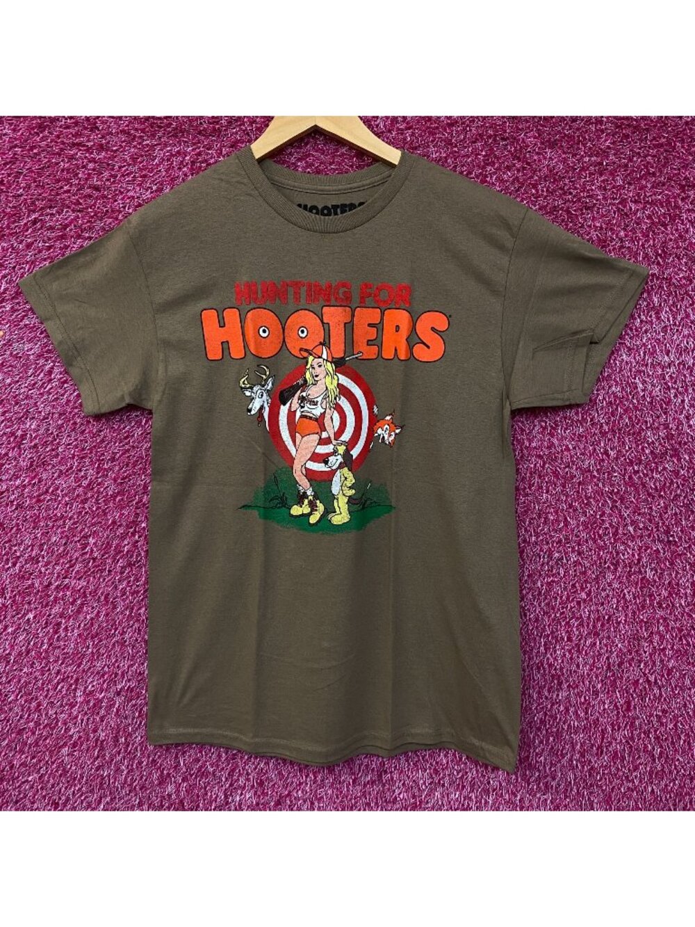 Hooters Hunting for Hooters Vintage Style T-shirt Medium